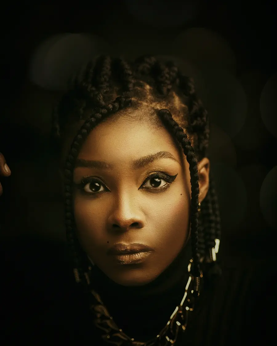 Portrait d'une femme aux tresses fines en lumière dorée